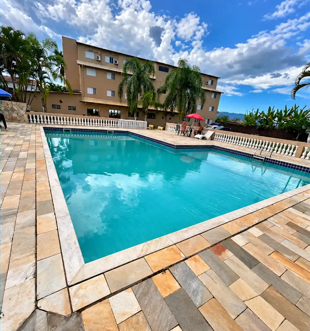 Piscina ao ar livre com o Leviv Praia Hotel ao fundo