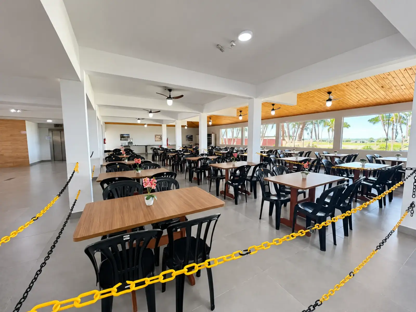 Salão do restaurante do Leviv Praia Hotel