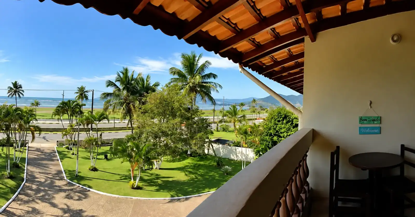 Vista para o mar a partir da varanda de uma acomodação do Leviv Praia Hotel