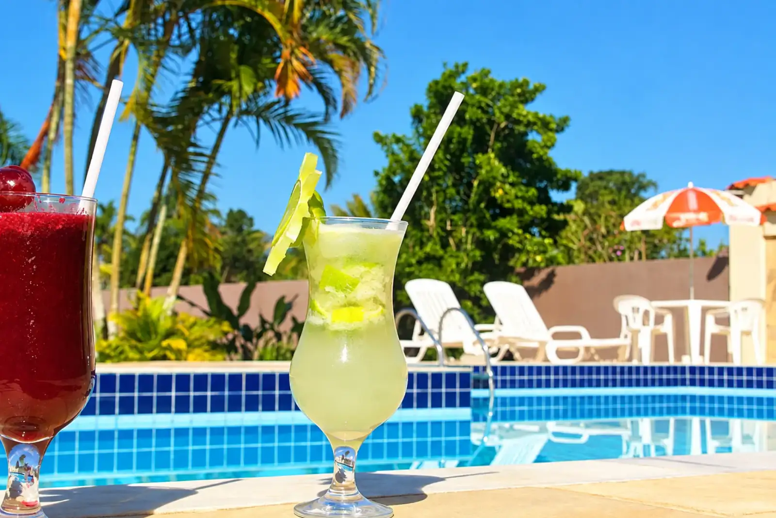 Bebidas geladas servidas ao lado da piscina do hotel